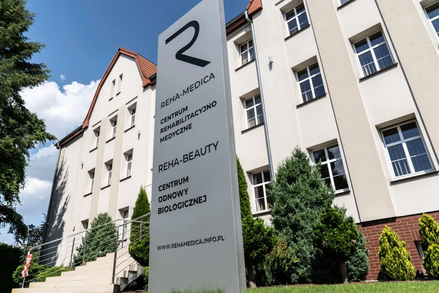 Budynek Reha Medica z oznakowaniem placówki